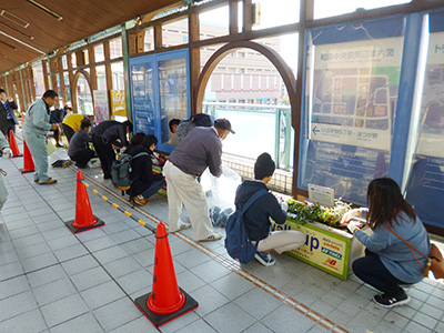 駅前プランターの花の植替え